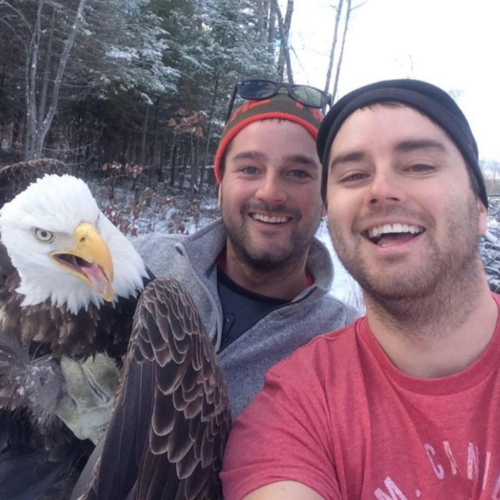 le-selfie-de-ces-deux-canadiens-fait-le-tour-du-monde-pour-une-raison-tres-improbable