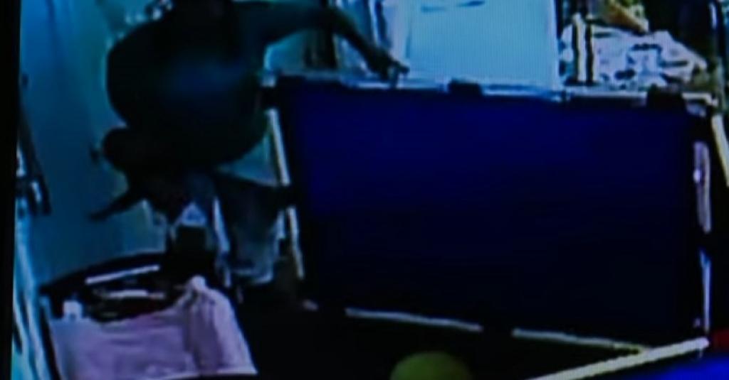 lorsquelle-regarde-la-camera-de-surveillance-de-la-garderie-de-son-fils-ce-quelle-y-apercoit-est-horrible-3