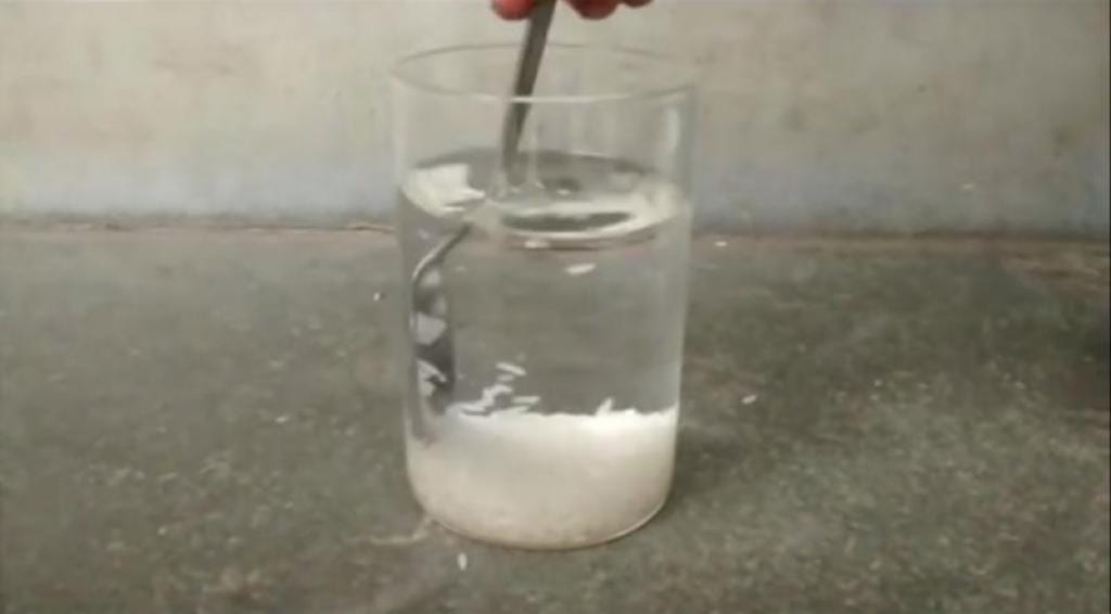 prenez-une-cuillere-de-riz-de-votre-cuisine-mettez-y-le-feu-ce-qui-va-se-passer-est-tres-troublant-1