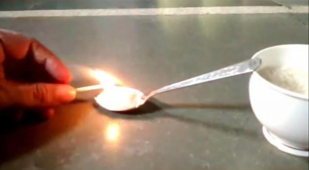 prenez-une-cuillere-de-riz-de-votre-cuisine-mettez-y-le-feu-ce-qui-va-se-passer-est-tres-troublant-2